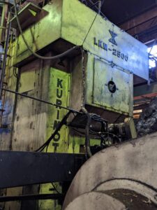 熱間鍛造プレス Kurimoto Smeral LKM 2500 - 2500 トン (写真 3)