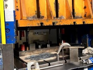 油圧プレス SMG HZPU 320 - 320 トン (写真 6)