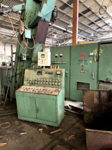 熱間鍛造プレス Waterbury Farrel 300 CR - 300 トン (写真 1)