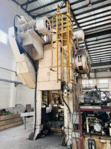 熱間鍛造プレス Kurimoto C2F-1000 - 1000 トン (写真 1)