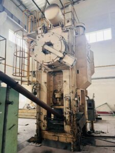 熱間鍛造プレス Kurimoto C2F-1000 - 1000 トン (写真 4)