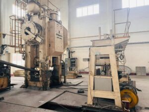 熱間鍛造プレス Kurimoto C2F-1000 - 1000 トン (写真 3)