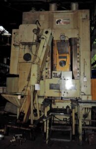 冷間押出プレス Barnaul K8240 - 1000 トン (写真 1)