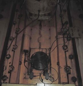 冷間押出プレス Barnaul K8240 - 1000 トン (写真 4)