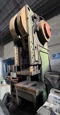C型プレス Stanko KM2134A - 250 トン (写真 1)