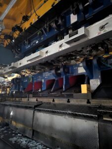 プレス機 Arisa TP1600-4500-2300 - 1600 トン (写真 1)