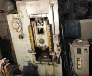 ナックルジョイントプレス Kuzlitmash KB8334 - 250 トン ID: 75952