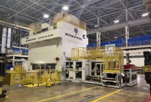 プレス機 Komatsu E4T1700 - 1700 トン (写真 1)