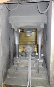 ナックルジョイントプレス Komatsu MKR 300 - 300 トン (写真 1)