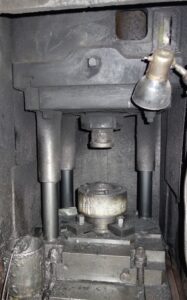 ナックルジョイントプレス Komatsu MKR 300 - 300 トン (写真 6)