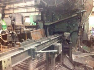 熱間鍛造プレス Komatsu CAH1000 - 1000 トン (写真 4)