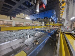 プレス機 Aida DSF-TE4-20000-730-250 - 2000 トン (写真 7)