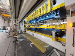 プレス機 Aida DSF-TE4-20000-730-250 - 2000 トン (写真 1)