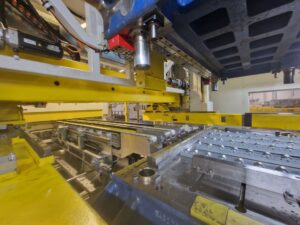 プレス機 Aida DSF-TE4-20000-730-250 - 2000 トン (写真 6)