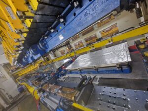 プレス機 Aida DSF-TE4-20000-730-250 - 2000 トン (写真 5)