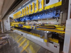 プレス機 Aida DSF-TE4-20000-730-250 - 2000 トン (写真 4)