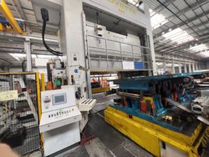 プレス機 Aida S4-20000/5500x2500/LD-ET3 - 2000 トン (写真 2)