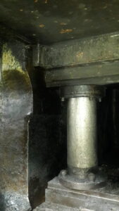 熱間鍛造プレス Ajax 2500 MT - 2500 トン (写真 1)