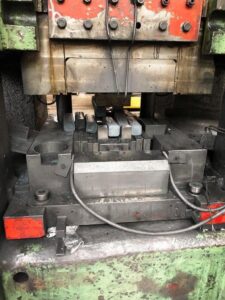 熱間鍛造プレス National Maxipres 1600 - 1600 トン (写真 1)