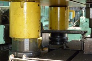 プレス機 Ryazan AA6230 - 100 トン (写真 1)