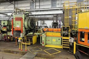 熱間鍛造プレス Nittan Massey MHFP-2000LW - 2000 トン (写真 1)