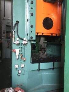 ナックルジョイントプレス Barnaul KB8342 - 1600 トン (写真 1)