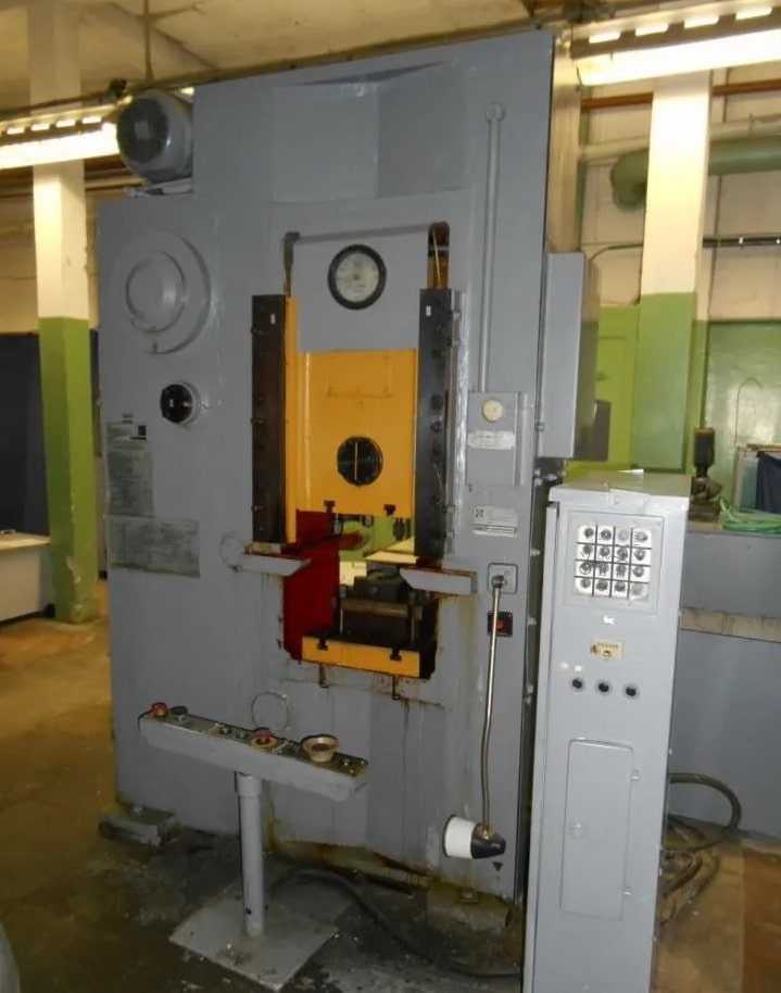 ナックルジョイントプレス Kuzlitmash KB8334 - 250 トン