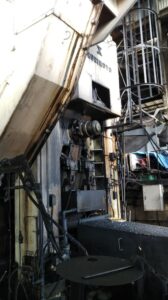 熱間鍛造プレス Kurimoto C2F-1600 - 1600 トン (写真 2)