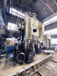 熱間鍛造プレス Kurimoto C2F-1600 - 1600 トン (写真 1)