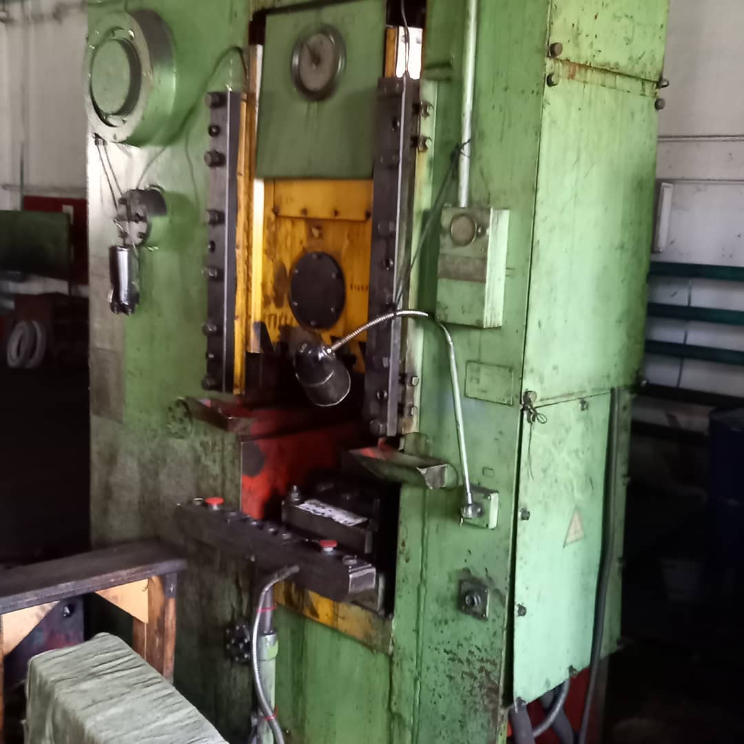 ナックルジョイントプレス Kuzlitmash KB8336 - 400 トン