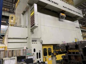 プレス機 Komatsu E4T2500 - 2500 トン ID: 75811