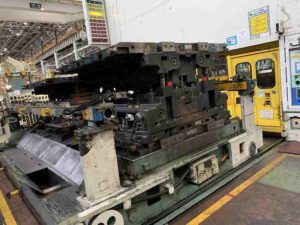 プレス機 Komatsu E4T2500 - 2500 トン (写真 4)