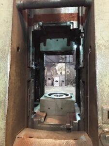 カウンターブロー鍛造ハンマー ZTS Kosice UHG 4000 - 40 トン (写真 1)