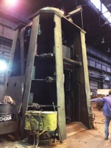 カウンターブロー鍛造ハンマー ZTS Kosice UHG 4000 - 40 トン (写真 2)