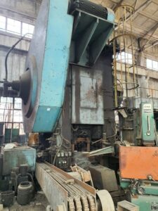 熱間鍛造プレス Kurimoto F-1600 - 1600 トン (写真 1)