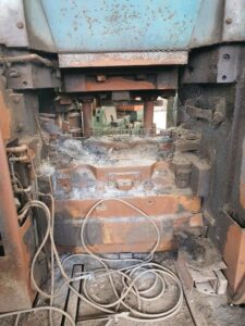 熱間鍛造プレス Kurimoto F-1600 - 1600 トン (写真 6)