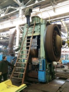 熱間鍛造プレス Kurimoto F-1600 - 1600 トン (写真 1)