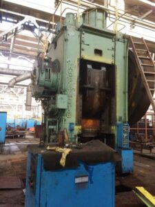 熱間鍛造プレス Kurimoto F-1600 - 1600 トン (写真 3)