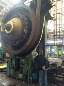 熱間鍛造プレス Kurimoto F-1600 - 1600 トン (写真 2)