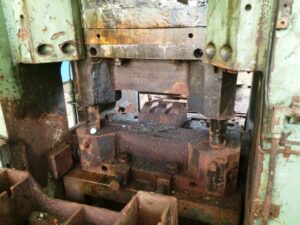 熱間鍛造プレス Kurimoto F-1600 - 1600 トン (写真 4)