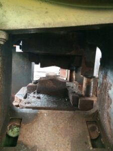 熱間鍛造プレス Kurimoto F-1600 - 1600 トン (写真 6)