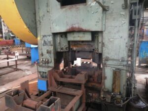 熱間鍛造プレス Kurimoto F-1600 - 1600 トン (写真 5)