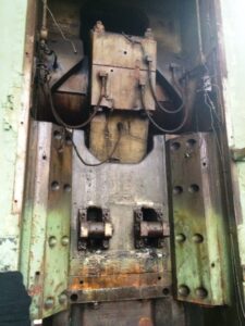 熱間鍛造プレス Kurimoto F-1600 - 1600 トン (写真 9)