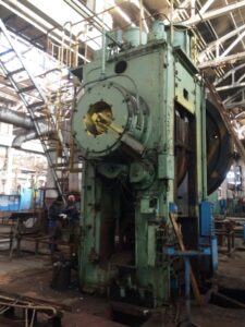 熱間鍛造プレス Kurimoto F-1600 - 1600 トン (写真 11)