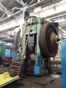 熱間鍛造プレス Kurimoto F-1600 - 1600 トン (写真 17)