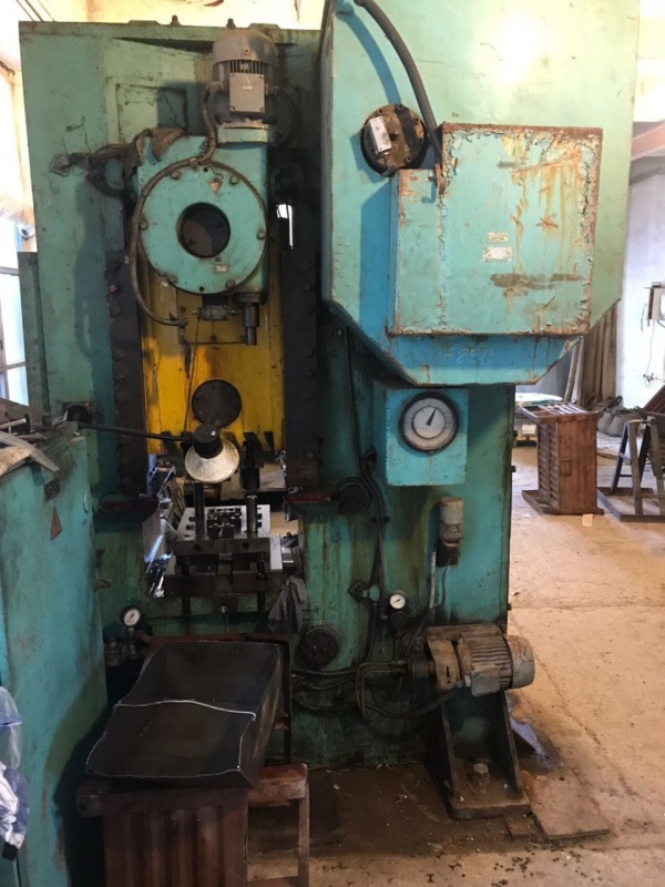 ナックルジョイントプレス Barnaul KD8334 - 250 トン