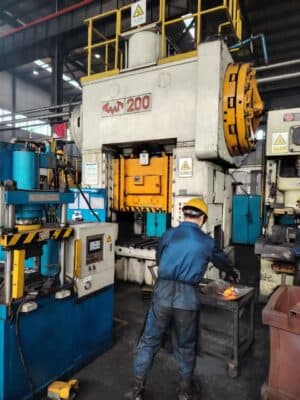 トリミングプレス TMP Voronezh KA9033 - 200 トン (写真 1)
