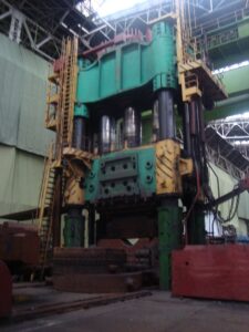 自由鍛造プレス UZTM 100MN - 10000 トン (写真 4)