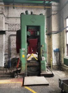 ナックルジョイントプレス Barnaul K846B - 800 トン ID: 75858