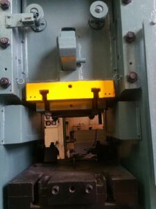 冷間鍛造プレス Aida PK-63 - 630 トン (写真 2)